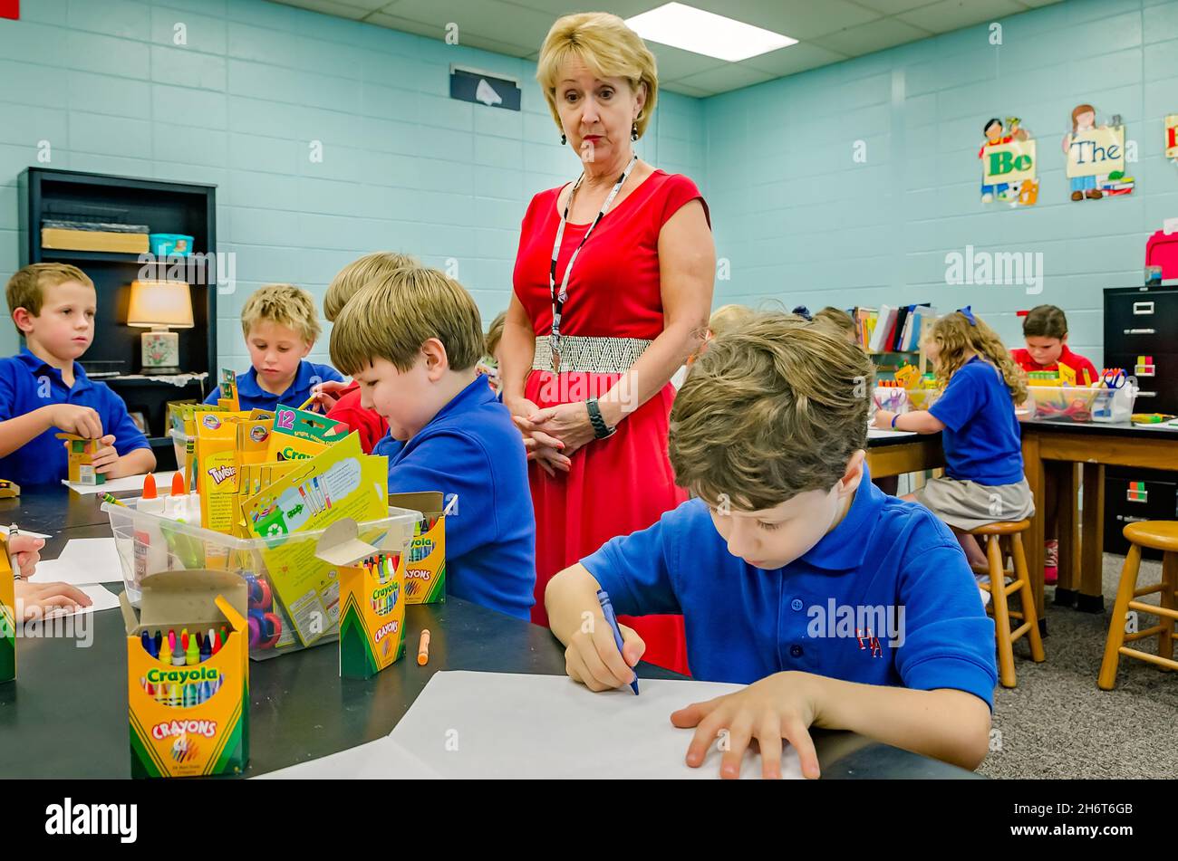 Un insegnante guarda i secondi gradatori completare un incarico in classe, 21 agosto 2012, a Columbus, Mississippi. Foto Stock
