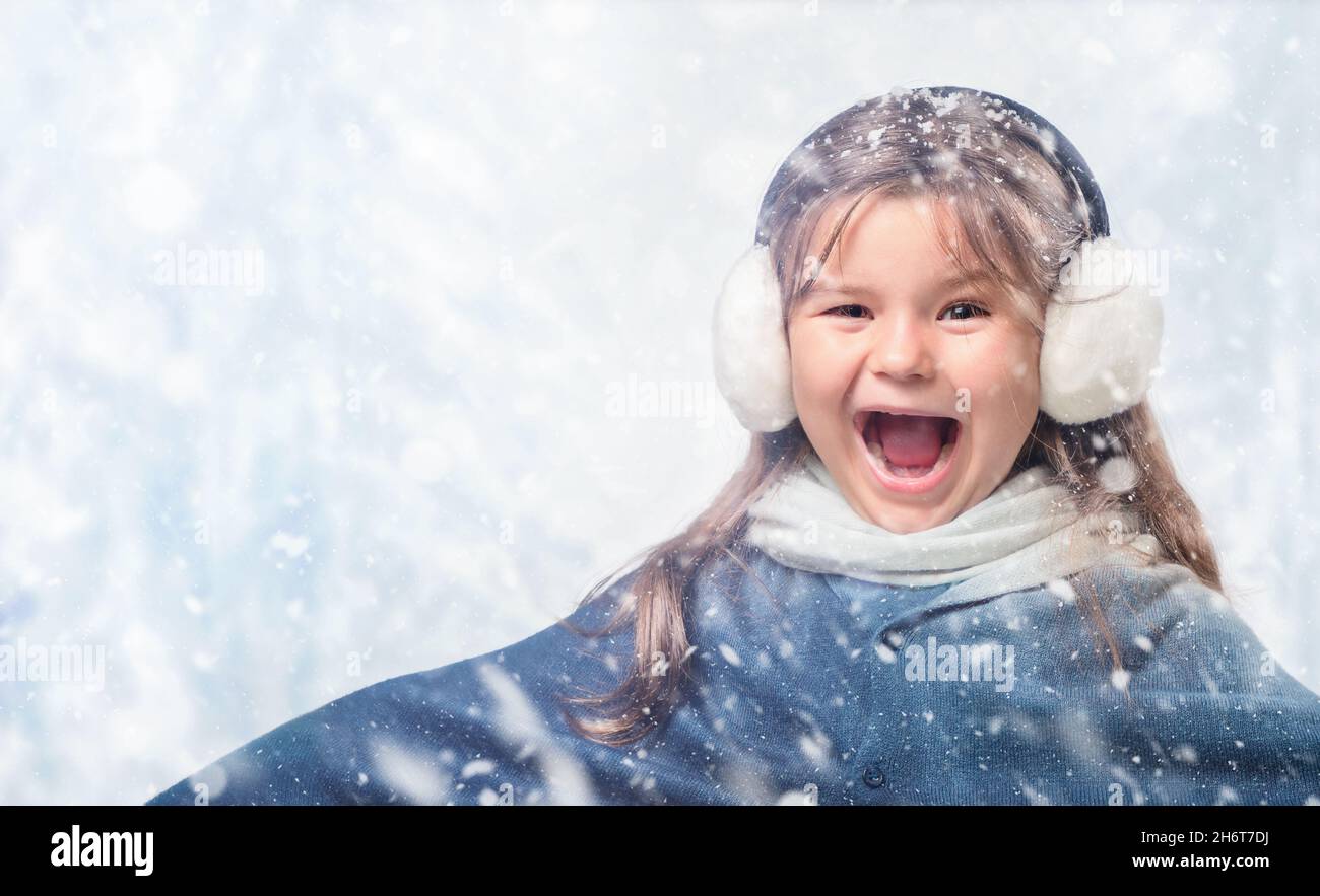 Ritratto del bambino sorridente felice nella neve in inverno Foto Stock