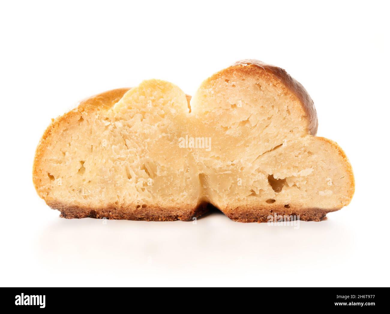 Fetta di pane al forno con lievito non cotto e pasta cruda. Sezione trasversale di pane bianco chiamato zopf o challa. Concetto di pericolo di mangiare pasta cruda, ba Foto Stock