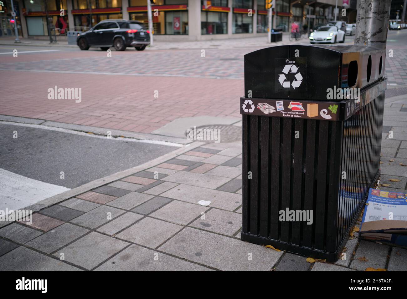 Ottawa, Ontario, Canada - 14 novembre 2021: Un ricettacolo per il riciclaggio e la spazzatura posto dalla città di Ottawa su un angolo di strada del centro. Foto Stock
