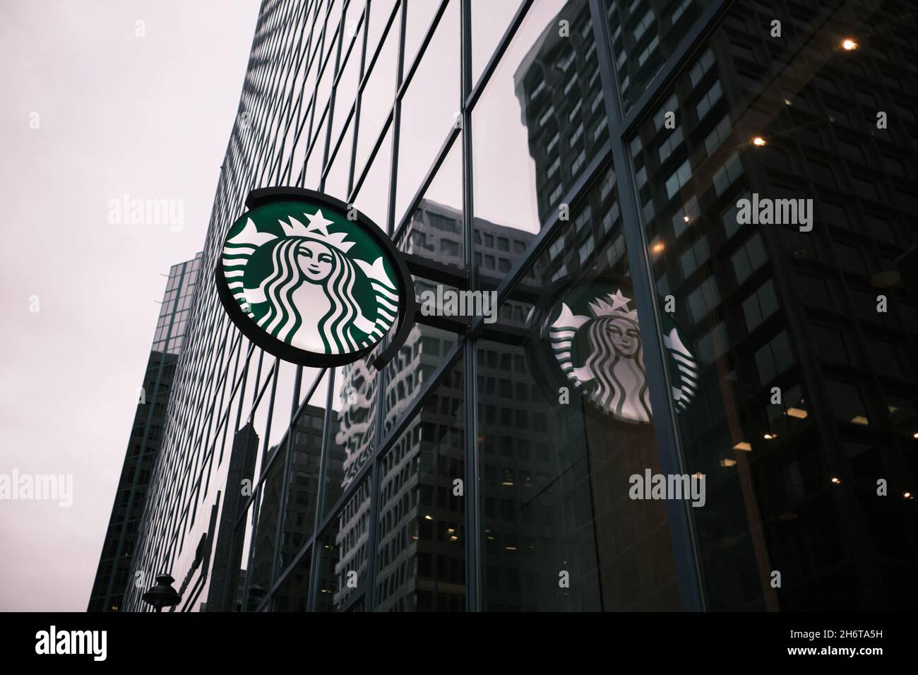 Ottawa, Ontario, Canada - 14 novembre 2021: Il logo Siren per Starbucks (NASDAQ: SBUX) all'esterno di un edificio di uffici nel centro di Ottawa. Foto Stock