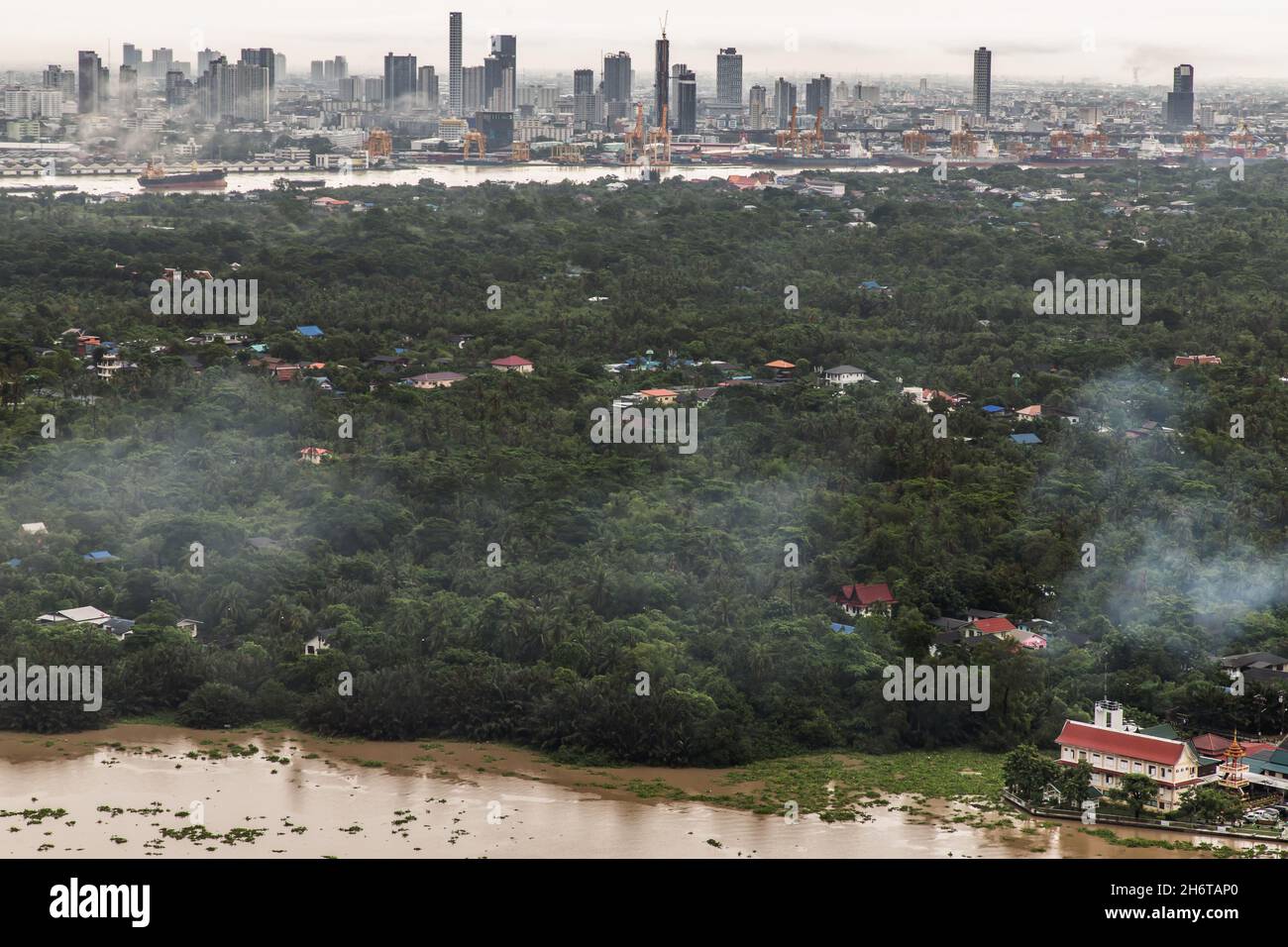 Bangkok, thailandia -19 settembre 2021 : una vista aerea impressionante dall'alto dei grattacieli nel centro di Bangkok lungo il fiume chao phraya nella nebbia mattutina. No Foto Stock