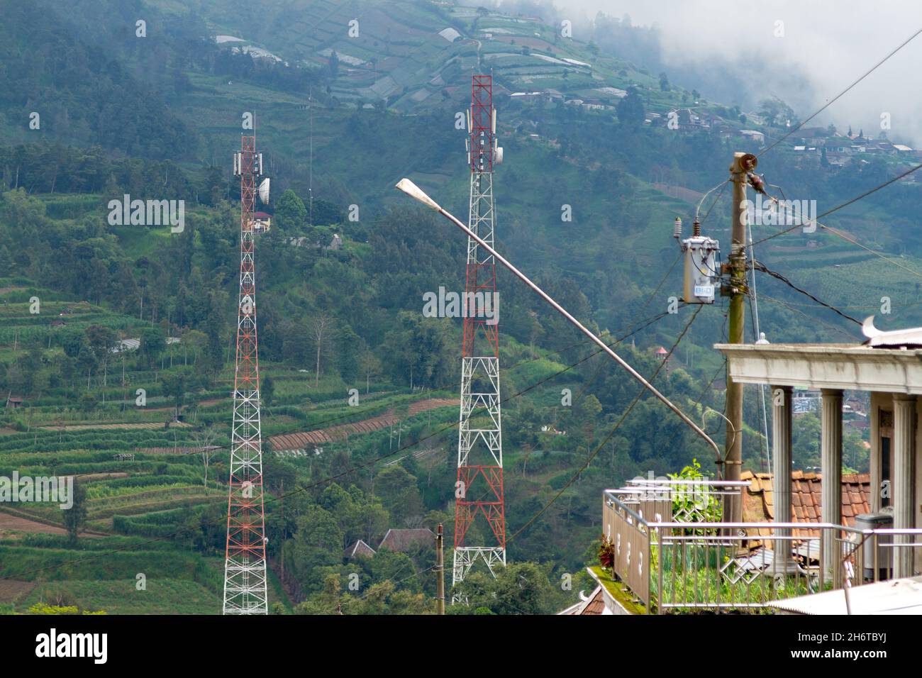 La stazione base ricetrasmittente ha raggiunto aree sottosviluppate, per aprire il segnale della rete di telecomunicazioni. Selo, Boyolali Central Java. Foto Stock