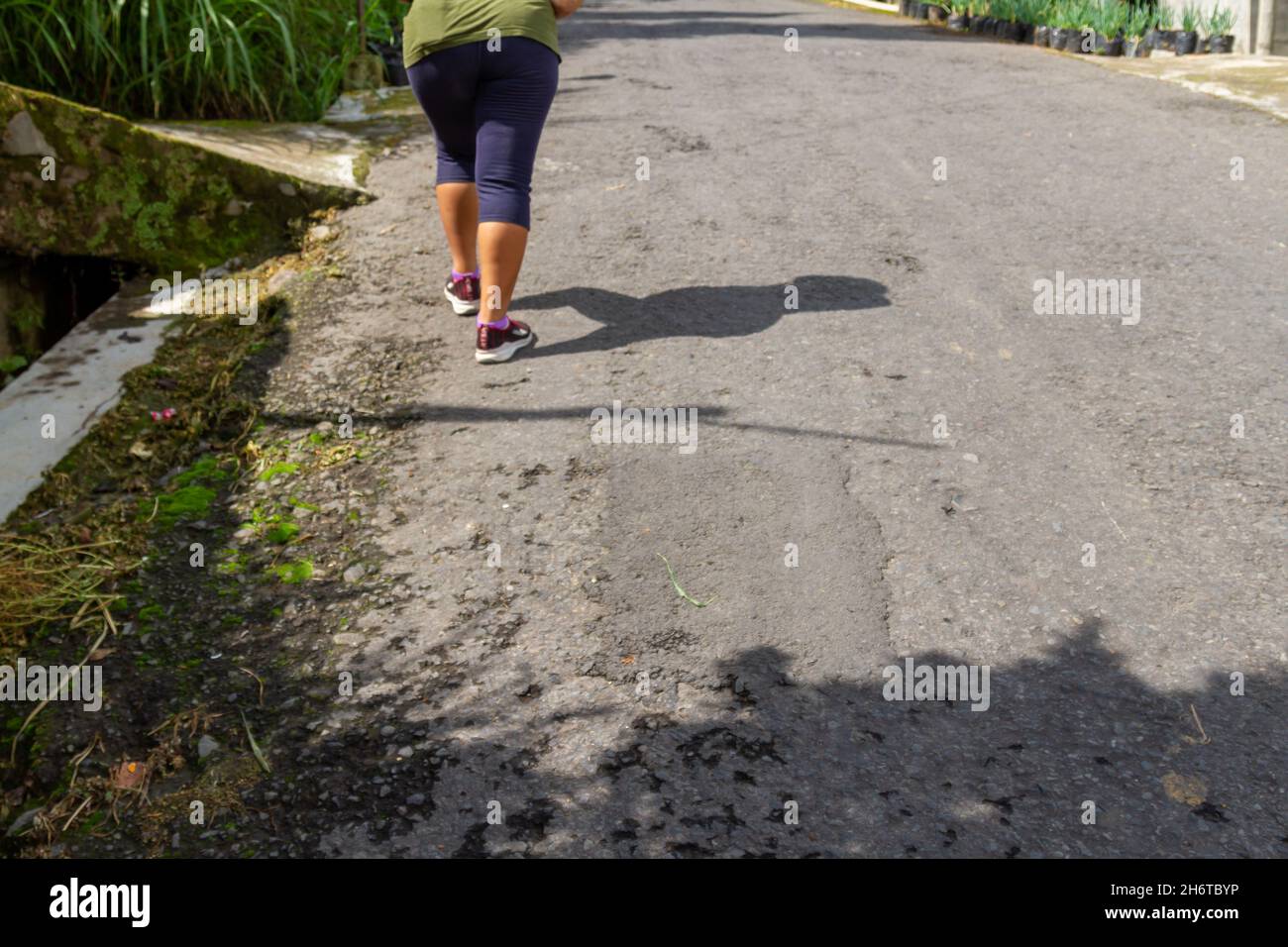 Attività escursionistiche nella zona dei sentieri escursionistici del Monte Merapi, dopo l'inizio di ridurre le restrizioni di attività a causa della pandemia COVID-19. Selo, Merapi Foto Stock