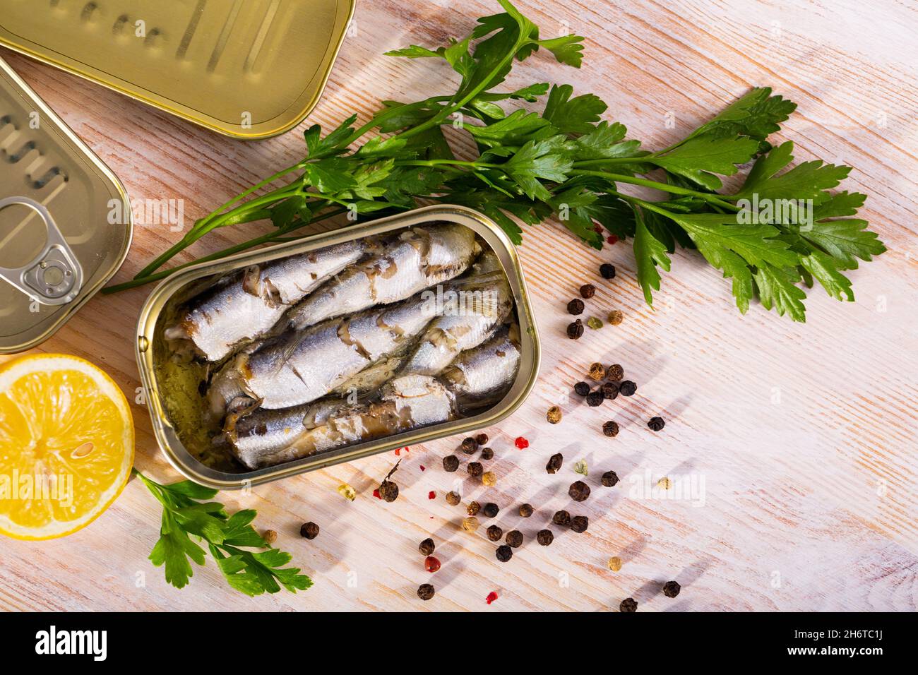 Barattolo di latta con affumicato, spratti Sardine, primo piano Foto Stock