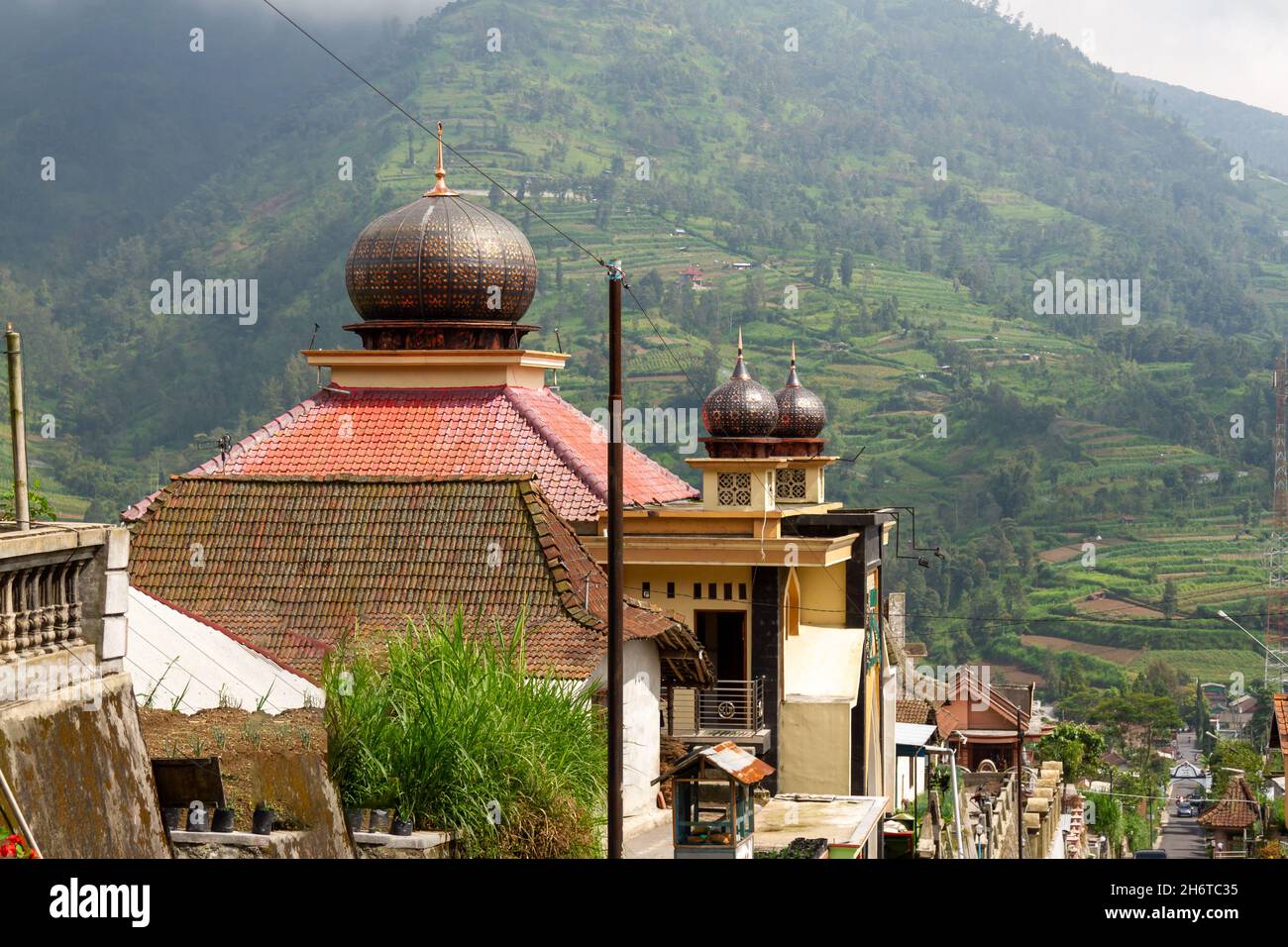 Moschee nelle zone montane, la cupola della moschea è visibile con lo sfondo del Monte Merbabu, Selo Boyolali Foto Stock