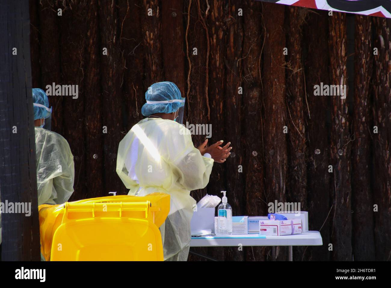 Un operatore sanitario sanitizza le sue mani alla stazione di test Covid-19 su Pages Rd Marae, Christchurch. Una persona che ha viaggiato ad Auckland per un Tangi (funerale Maori) aveva provato positivo per il convivio-19 dopo che sono diventato sintomatico al loro ritorno a Christchurch la domenica. La persona vive in una famiglia di sei persone nel sud-est di Christchurch, tre dei loro figli sono ora in una MIQ (isolamento gestito quarantena). Un'altra persona ha provato positivo in Christchurch oggi. Le stazioni di prova in due sedi a Christchurch erano occupate di persone che volevano essere testate. (Foto di Adam Bradley/SOPA Images Foto Stock