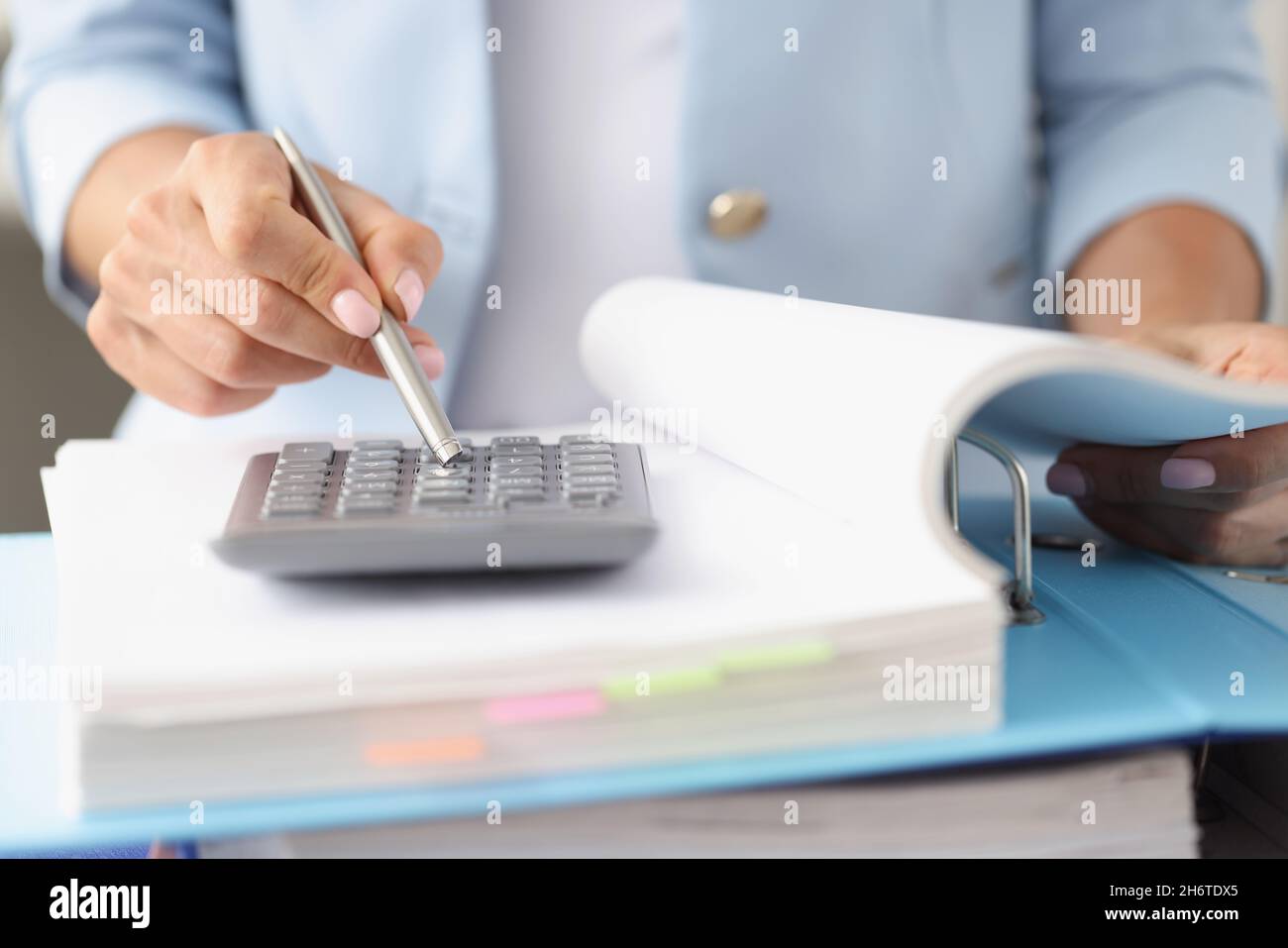 Donna contabile che lavora alla relazione annuale sulla situazione finanziaria in azienda Foto Stock