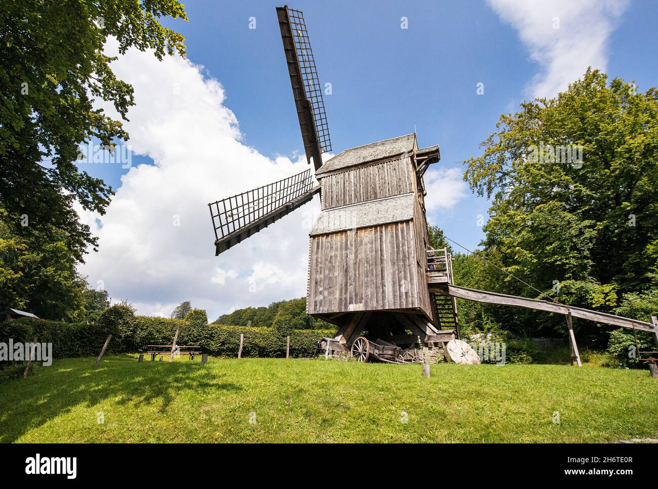 Bielefeld - Vista al Mulino a vento al Museo Farmhouse, che può essere ancora macinare il grano e dare ai visitatori un tour del mulino, Renania Settentrionale Vestfalia, GE Foto Stock