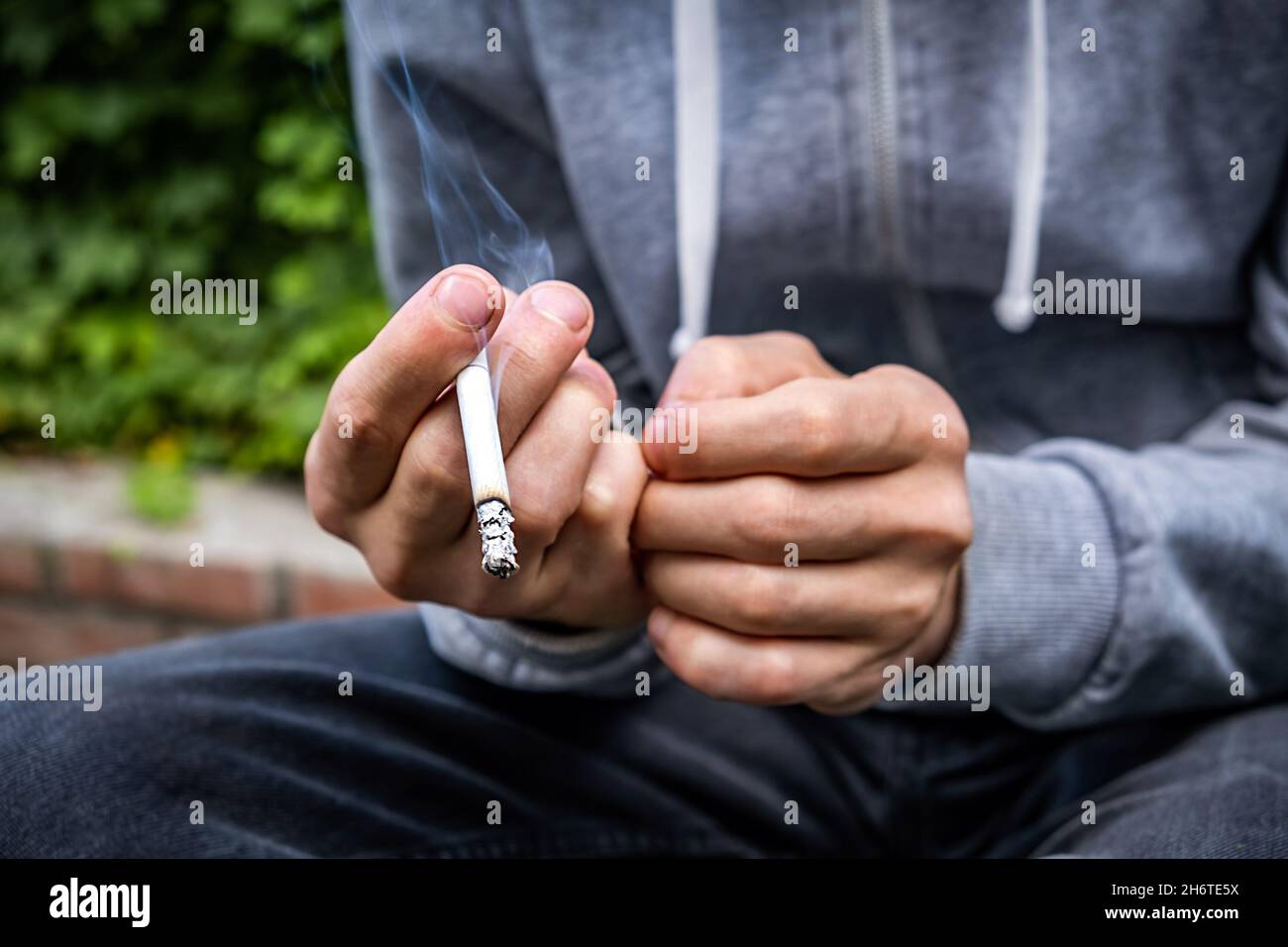 La persona tiene una sigaretta nella mano closeup all'aperto Foto Stock