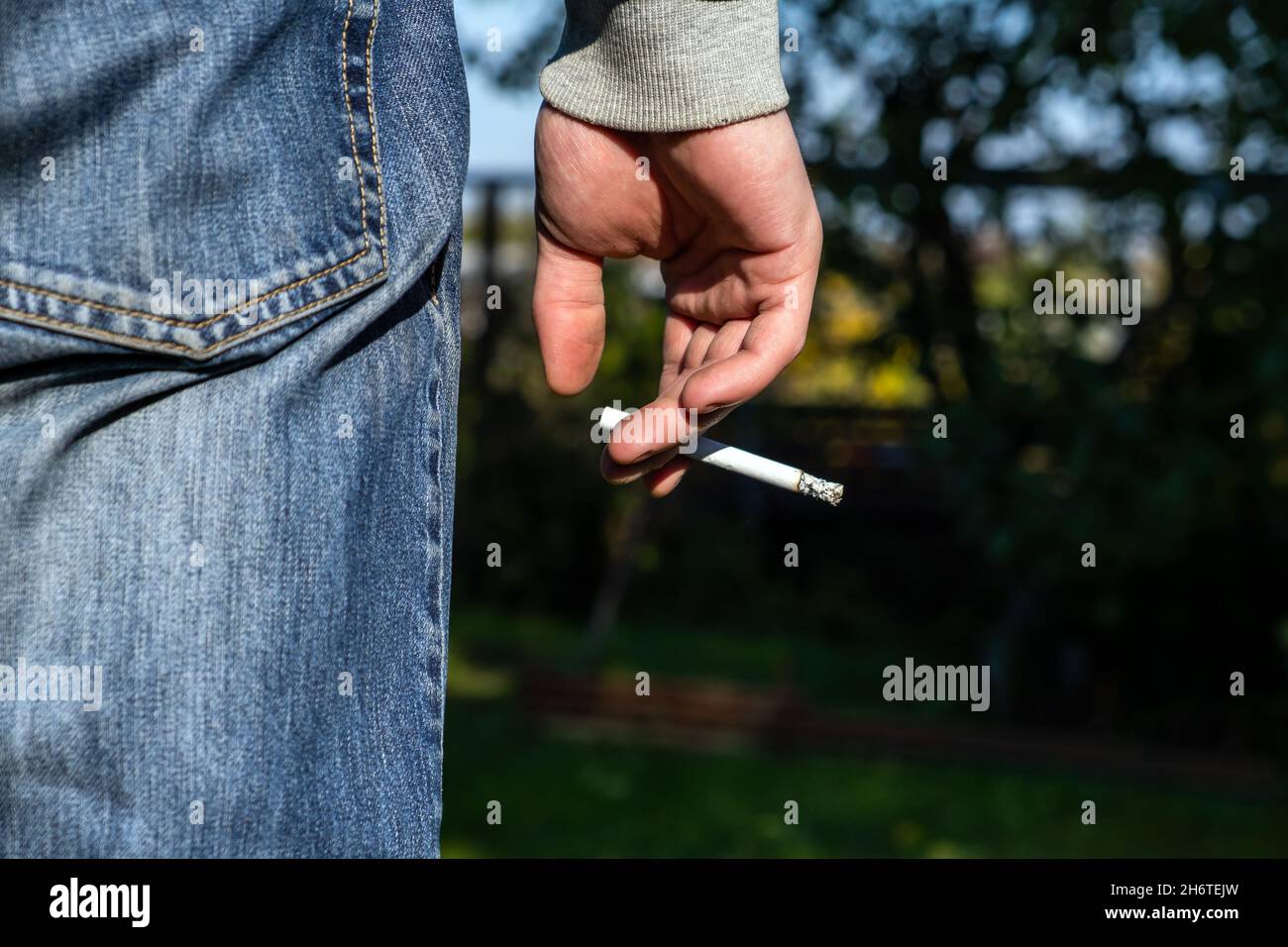 La persona tiene una sigaretta nella mano closeup all'aperto Foto Stock