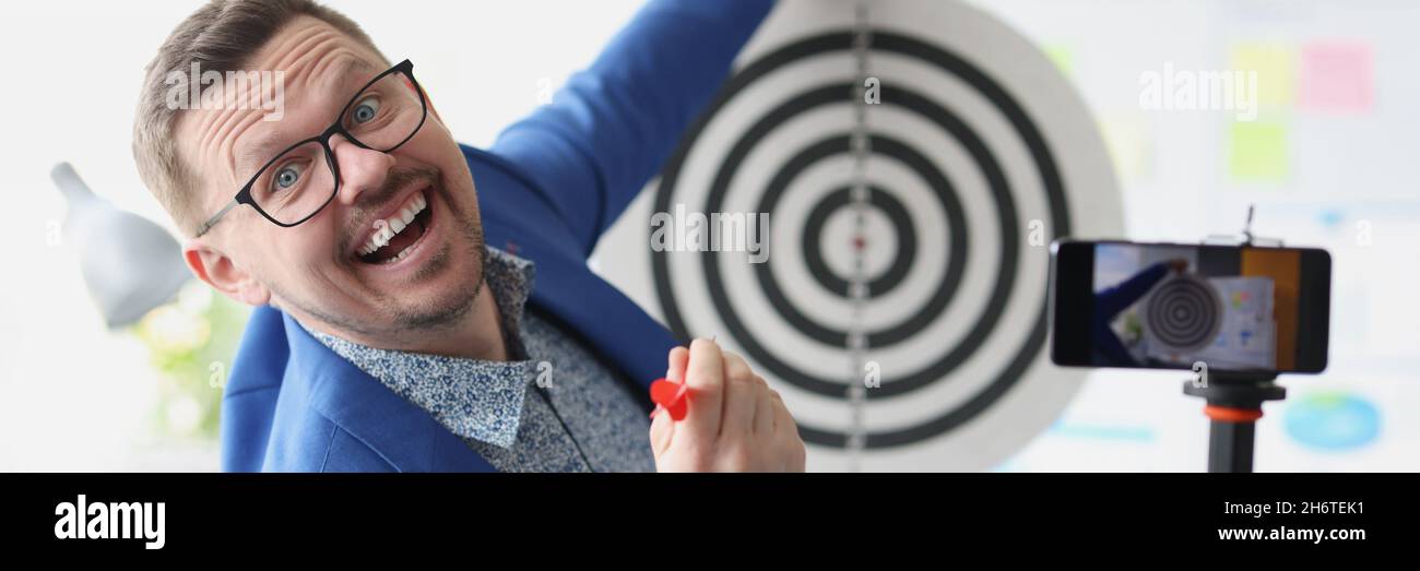 Blogger conduce la formazione in linea per realizzare gli obiettivi di affari e di carriera Foto Stock