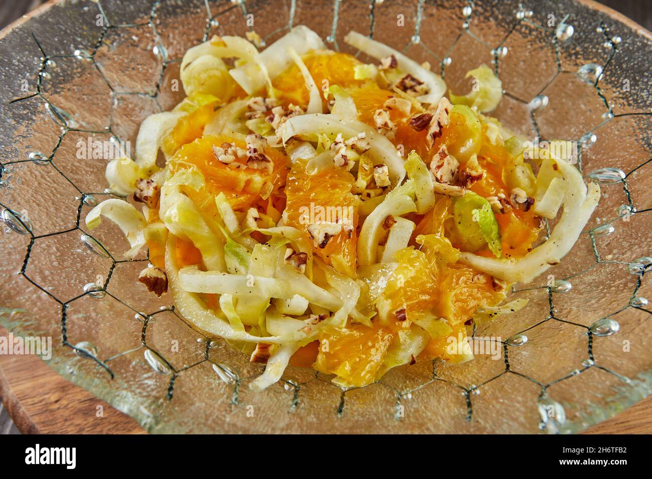 Insalata di cicoria con arance e noci salate. Cucina gourmet francese. Primo piano Foto Stock