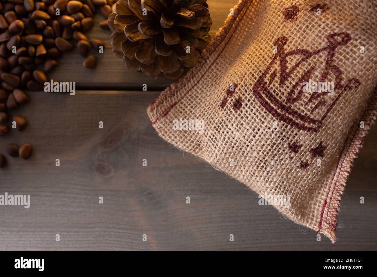 Pinoli accanto al sacco di iuta. Visualizzazione dell'ora invernale con spazio di copia. Foto Stock