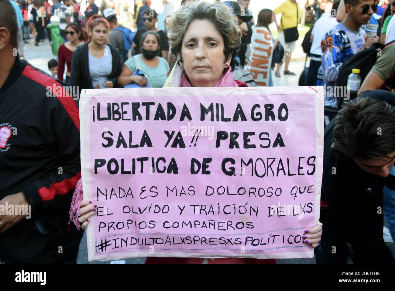 Manifestación en apoyo al Presidente Alberto Fernández al conmemorarse el día de la militancia, 17 de noviembre de 2021, Buenos Aires, Argentina Foto Stock