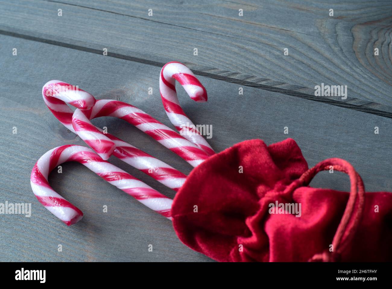 Caramelle su sfondo di legno. Vista dell'ora di Natale. Foto Stock