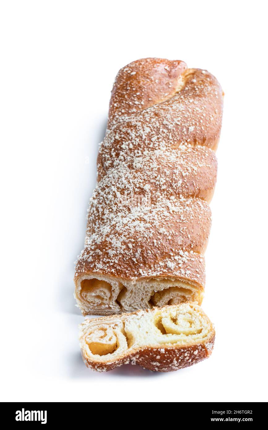 Torta fatta in casa con pasta di marmellata d'arancia biologica isolata su bianco Foto Stock