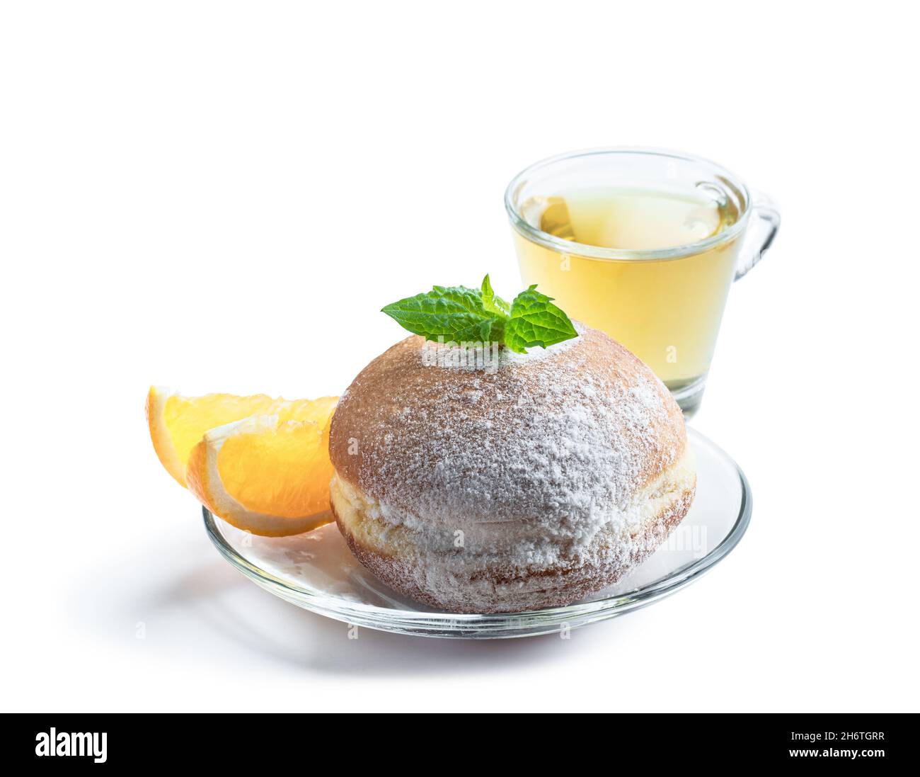 Gustosa ciambella piena di marmellata d'arancia con tè verde isolato su sfondo bianco Foto Stock