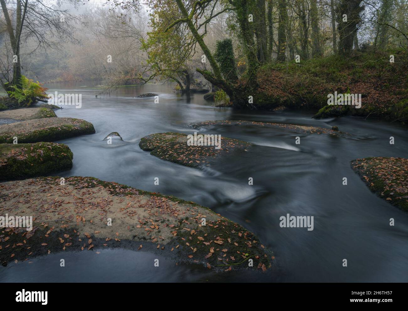 Rocce arrotondate e usurate nel fiume Mino in autunno a Lugo Galizia Foto Stock