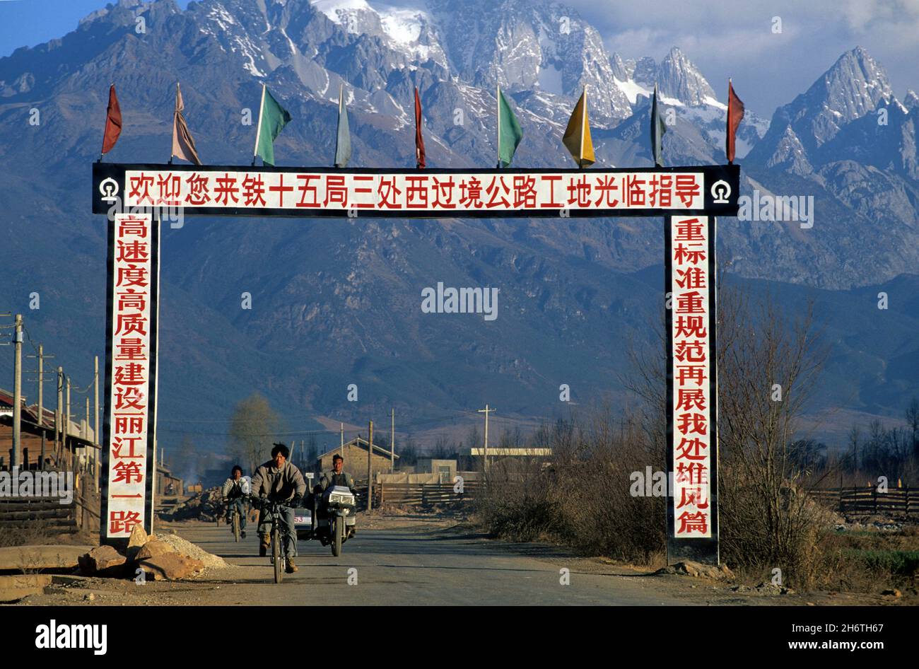 CINA, YUNNAN, LIJIANG, INGRESSO SUD DELLA CITTÀ Foto Stock