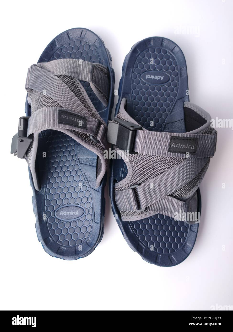 Malaysia, Perak, 17 ottobre 2021: Un paio di scarpe a marchio Admiral su sfondo bianco. Foto Stock