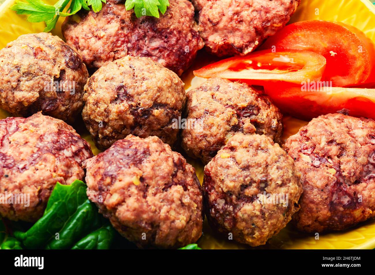 Deliziose cotolette di vitello dietetiche. Cuocere a vapore le polpette e le verdure a fette Foto Stock