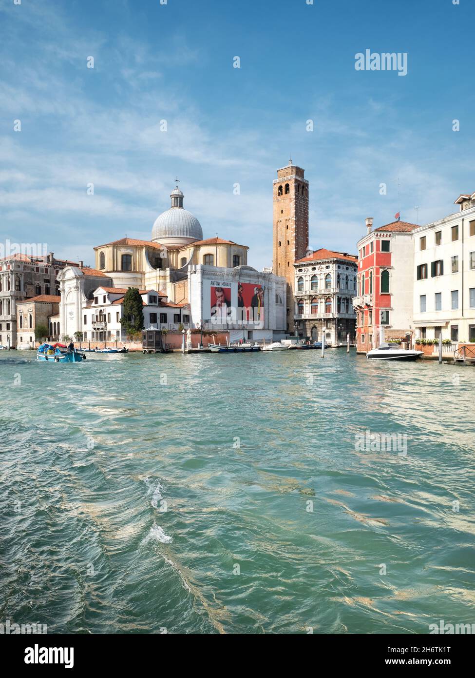 Monumenti storici sul Canal Grande. Chiesa di San Geremia o Chiesa di San Geremia in costruzione con annunci sulla parte coperta dell'edificio. Foto Stock