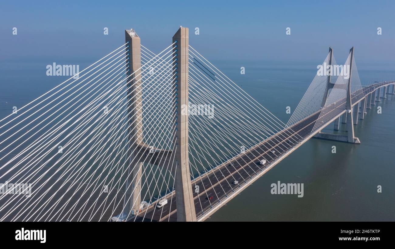 Vista aerea del più bel ponte portoghese di Lisbona, Vasco da Gama. Mattina nebbia marina. Foto Stock