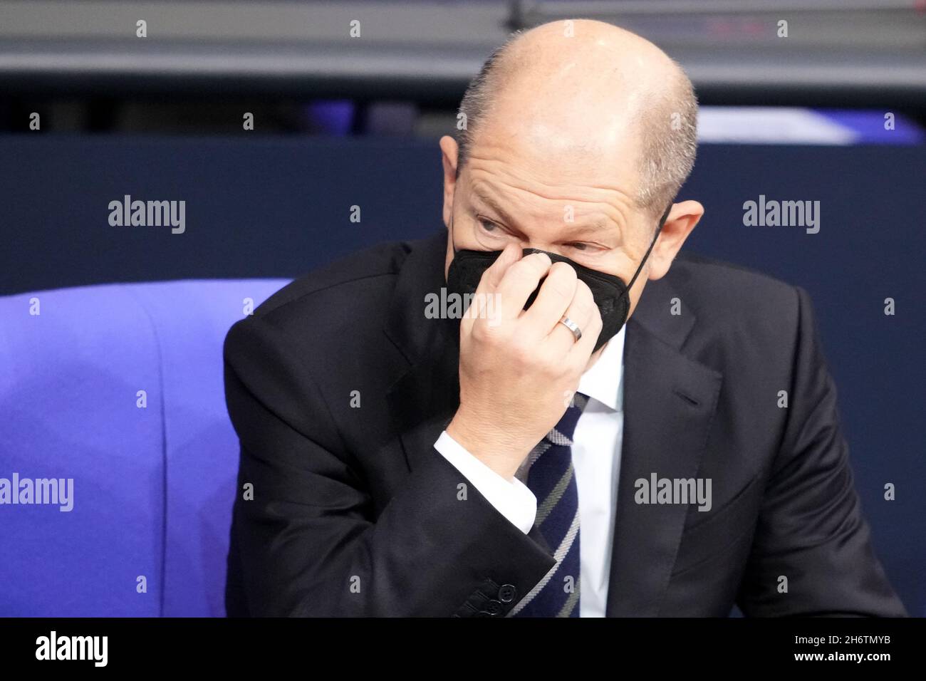 Berlino, Germania. 18 Nov 2021. OLAF Scholz (SPD), Ministro federale delle finanze, partecipa alla sessione del Bundestag. Argomento tra l'altro seconda e terza deliberazione del progetto di legge introdotto dai gruppi parlamentari SPD, Bündnis 90/Die Grünen e FDP sulla modifica della legge sulla protezione contro le infezioni e di altre leggi in occasione dell'abrogazione della determinazione della situazione epidemica di rilevanza nazionale. Credit: Kay Nietfeld/dpa/Alamy Live News Foto Stock