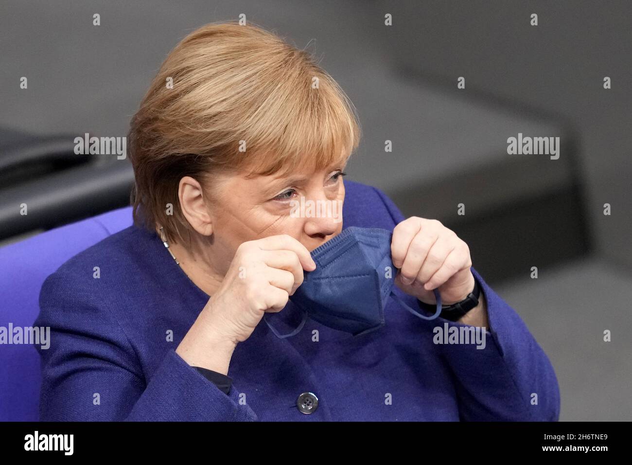 Berlino, Germania. 18 Nov 2021. Il Cancelliere federale Angela Merkel (CDU) partecipa alla sessione del Bundestag. Argomento tra l'altro seconda e terza deliberazione del progetto di legge presentato dai gruppi parlamentari SPD, Bündnis 90/Die Grünen e FDP sulla modifica della legge sulla protezione delle infezioni e di altre leggi in occasione dell'abrogazione della determinazione della situazione epidemica di rilevanza nazionale. Credit: Kay Nietfeld/dpa/Alamy Live News Foto Stock