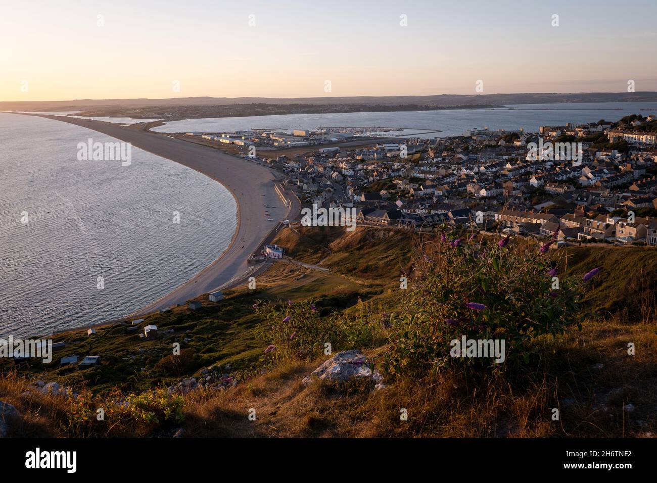 Nuovo terreno che domina West Bay il 20 luglio 2020 a Portland, Dorset nel Regno Unito. Foto di Sam Mellish Foto Stock