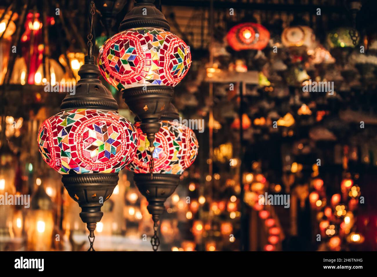 Lampada a mosaico tradizionale turca o marocchina. Lampada colorata in  vetro colorato sullo sfondo del negozio di souvenir sfocato con spazio per  le copie. Popolare Foto stock - Alamy