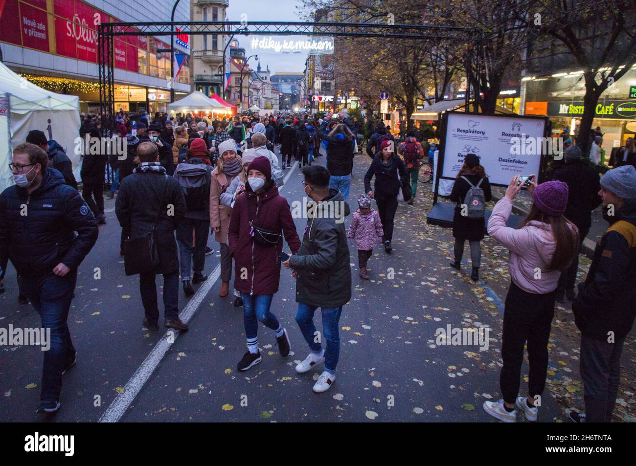 La via Narodni nel centro di Praga dove si sono svolte oggi, domenica 17 novembre 202, le celebrazioni della Rivoluzione di velluto Foto Stock