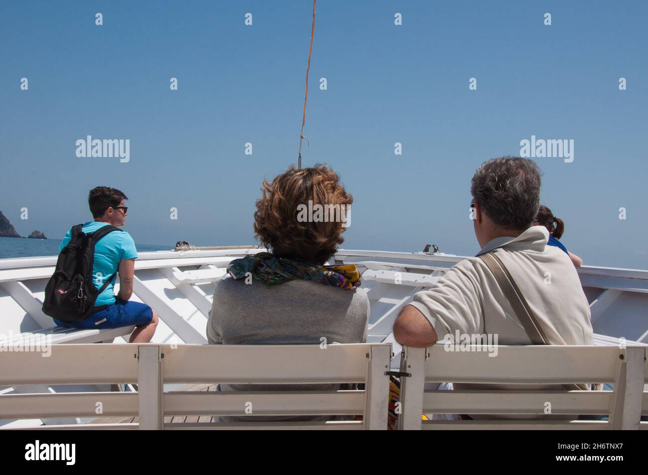 I turisti seduti alla prua di un traghetto si godono una crociera in una giornata di sole. Golfo di Salerno, Italia. Foto Stock