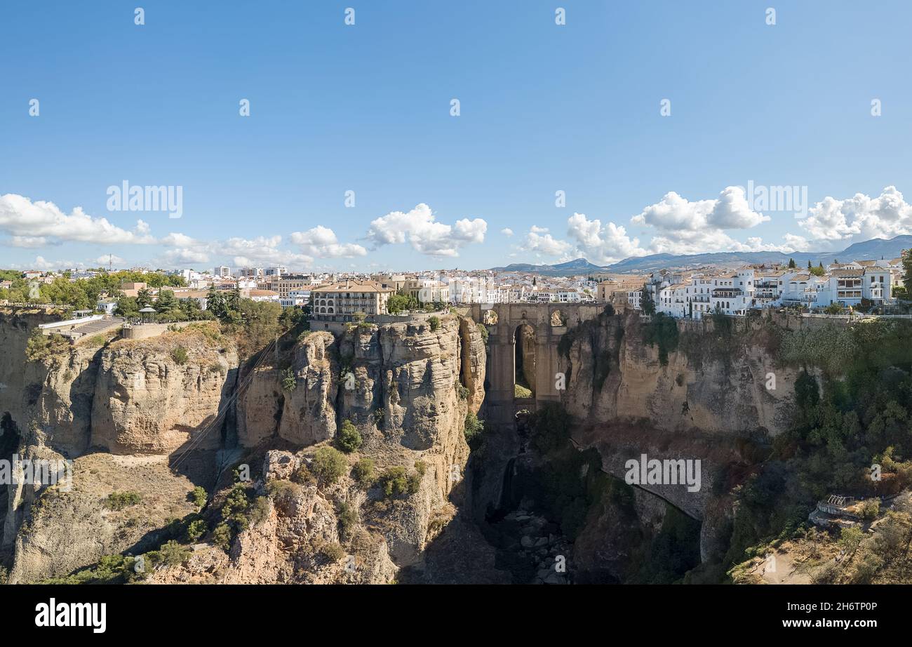 Ronda Málaga Spagna - 09 16 2021: Vista aerea sull'intera città di Ronda, iconico Ponte nuovo sopra il calibro, fenomeno geologico naturale, scogliere di erosione, Foto Stock