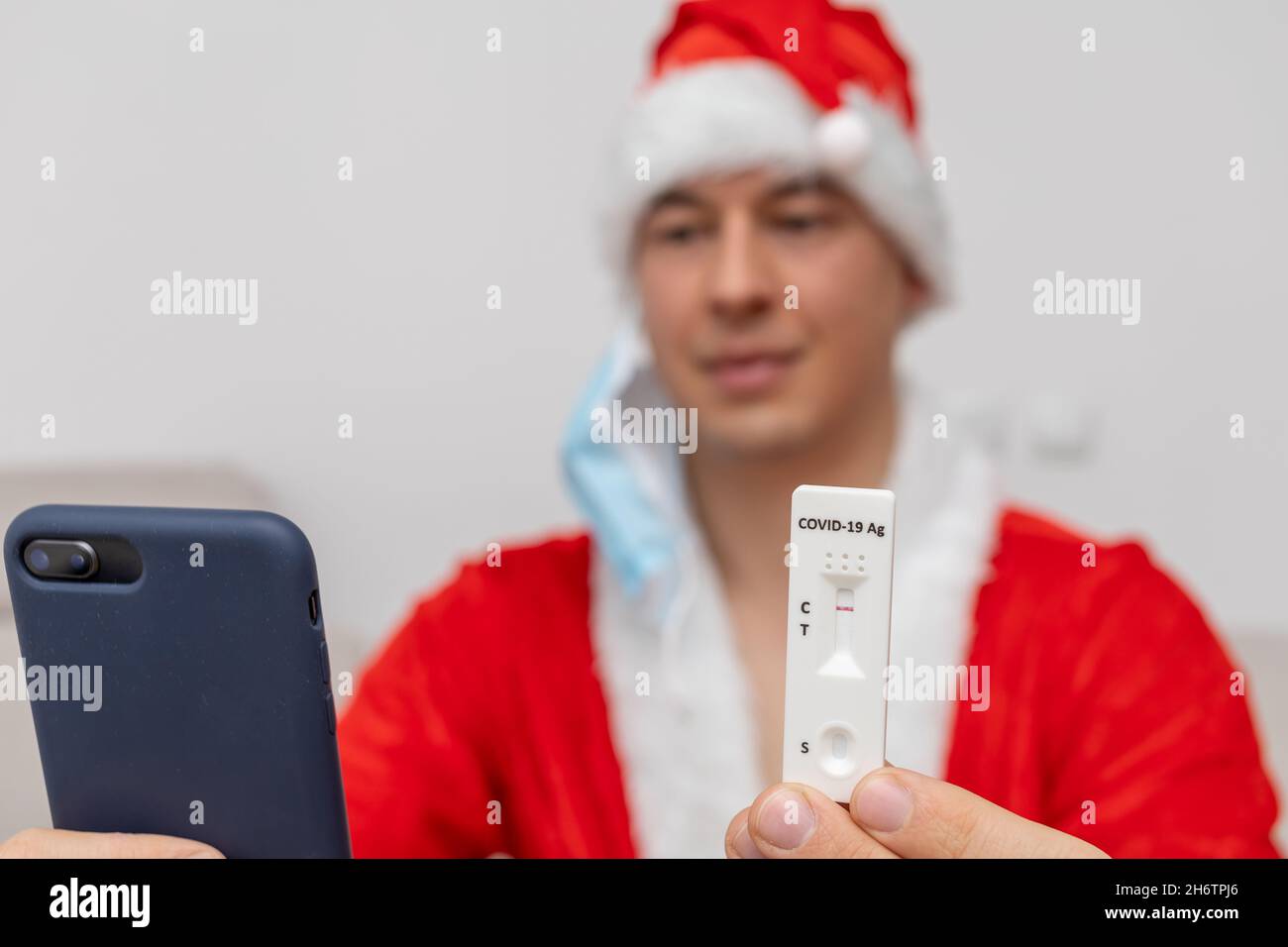 Uomo vestito con cappello Babbo Natale che mostra il risultato del test Foto Stock