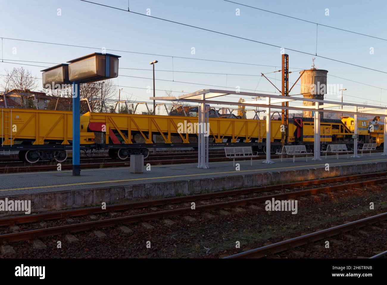 Piattaforme e treni alla stazione ferroviaria di Żywiec (SL). Foto Stock