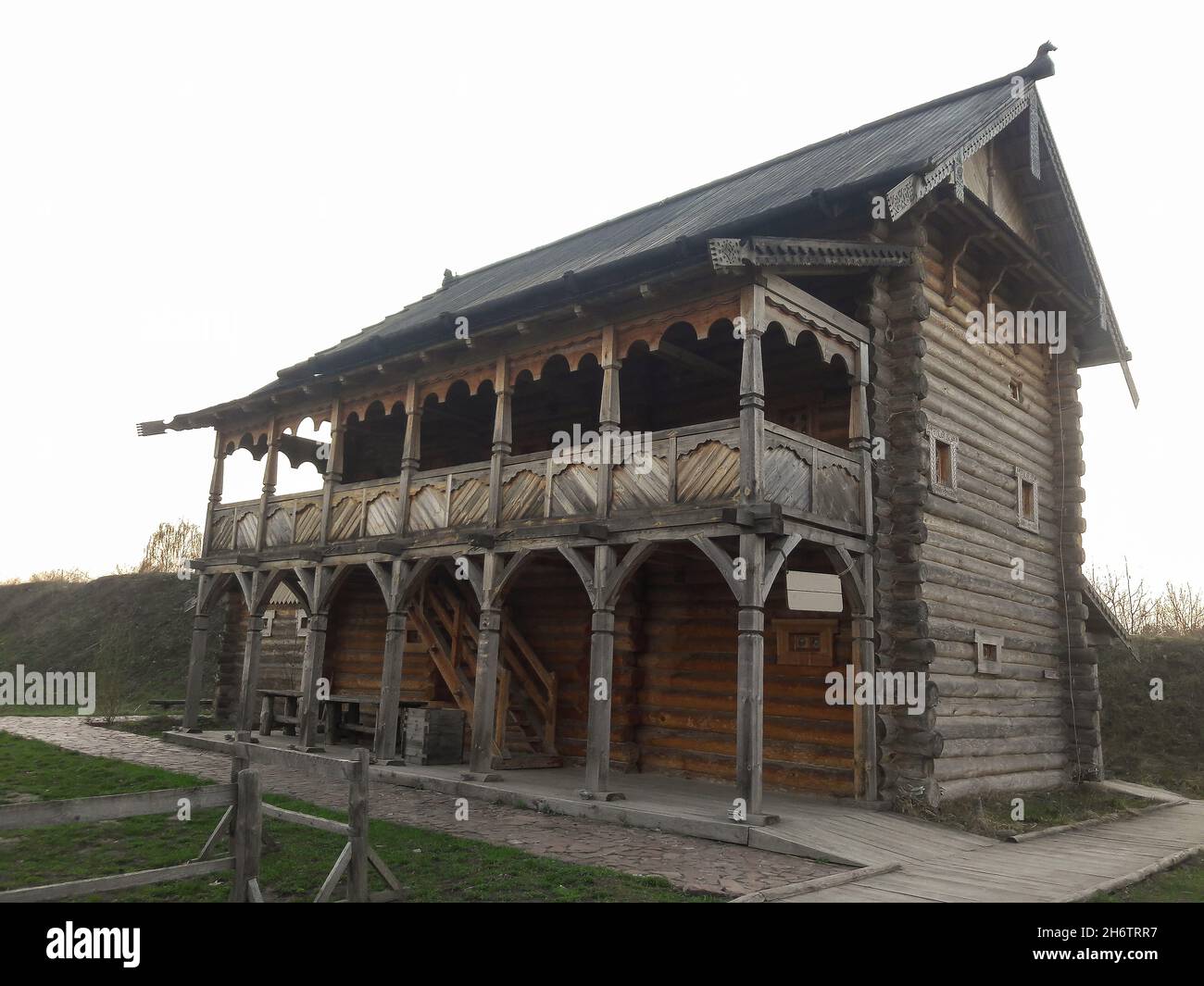 Antica casa medievale a due piani in legno con portico e scale in un museo all'aperto Foto Stock