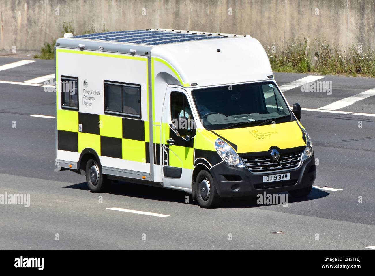 Vista laterale e frontale il furgone cabina del telaio Renault è stato convertito in unità mobile per ospitare il personale dell'Agenzia per gli standard del conducente e del veicolo che guida sull'autostrada del Regno Unito Foto Stock