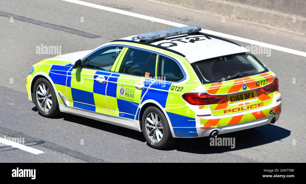 Primo piano vista aerea laterale e posteriore di Essex polizia pattuglia auto guida lungo l'autostrada inglese con riflettente ad alta visibilità battenberg marcature UK Foto Stock