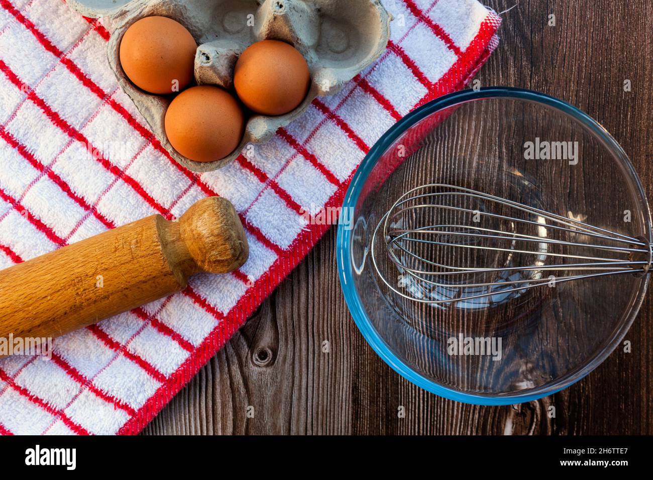 Cottura in casa con uova di gamma gratuite Foto Stock