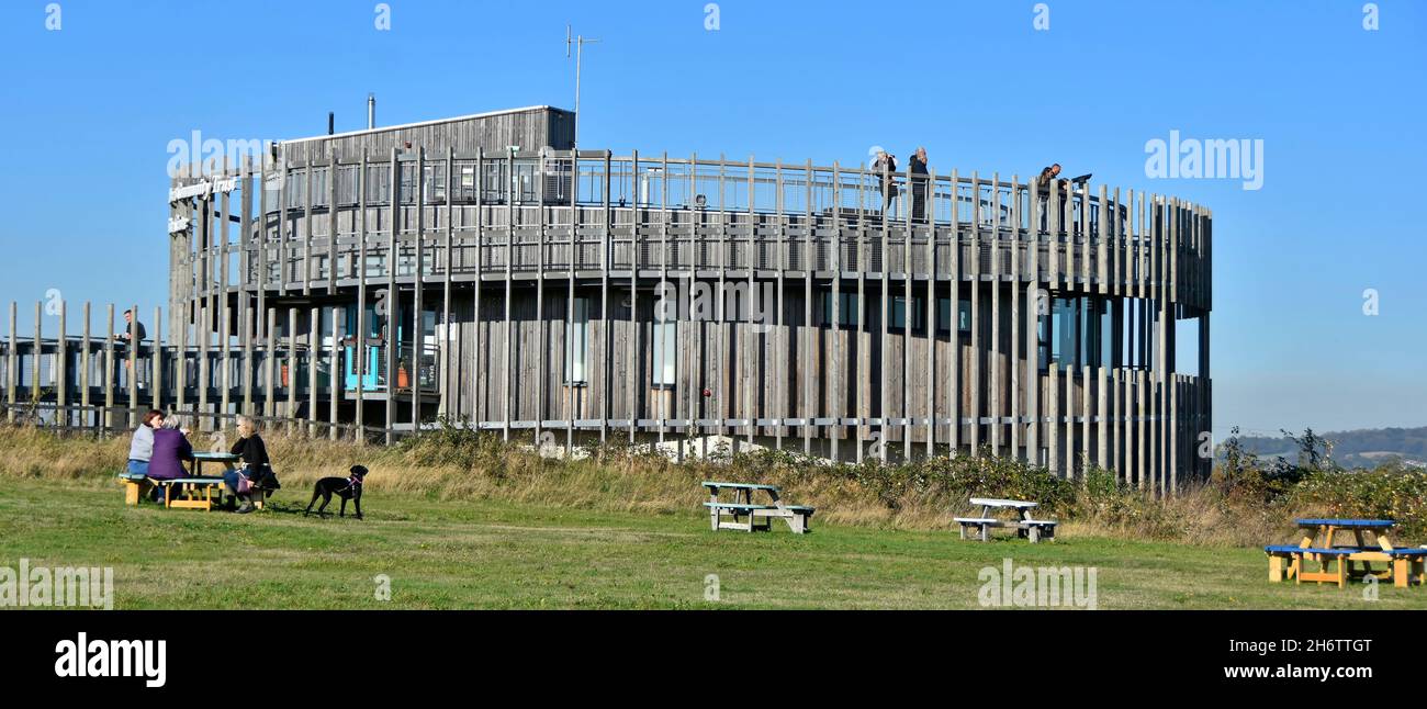 Essex Wildlife Trust Thameside Nature Reserve & Discovery Park centro visitatori edificio persone tetto piattaforma panoramica e tavolo da picnic Mucking Inghilterra Foto Stock