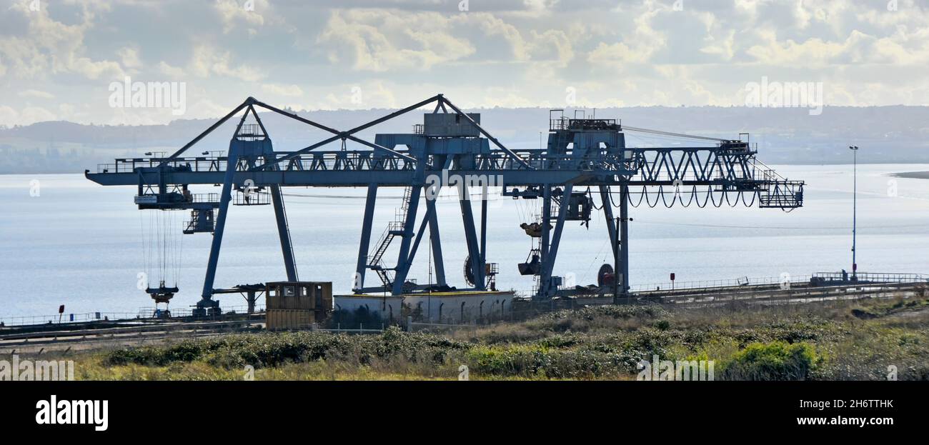 La gru River & Mucking Wharf ha scaricato i rifiuti di Londra nel sito della discarica di Cory visto ora all'Essex Wildlife Trust Thameside Nature Reserve & Discovery Park UK Foto Stock