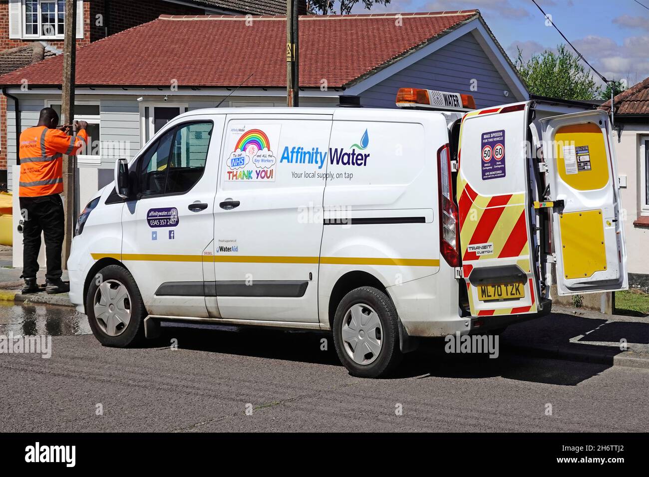 Vista laterale e porte posteriori aperte su Affinity water board supply Company business Ford van in strada uomo controlli idranti flusso d'acqua in Essex Inghilterra UK Foto Stock