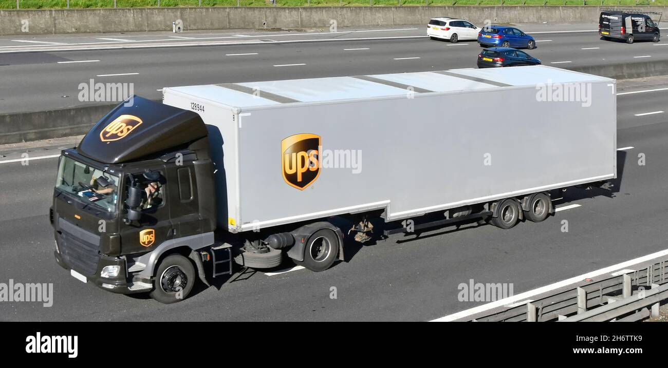 Consegna supply chain logistica trasporto United Parcel Service UPS Parcels logo del marchio sul lato camion hgv e autostrada rimorchio articolato UK Foto Stock