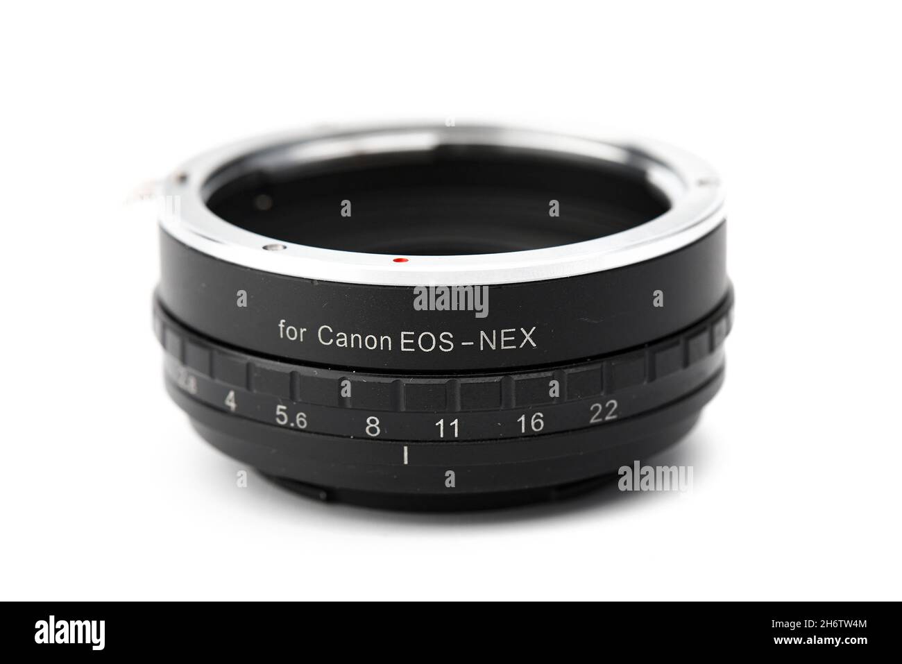Adattatore per montaggio obiettivo automatico per EF-NEX. Obiettivi Canon EF con innesto e Sony, isolati su sfondo bianco. 03.04.2021, Rostov, Russia. Foto Stock