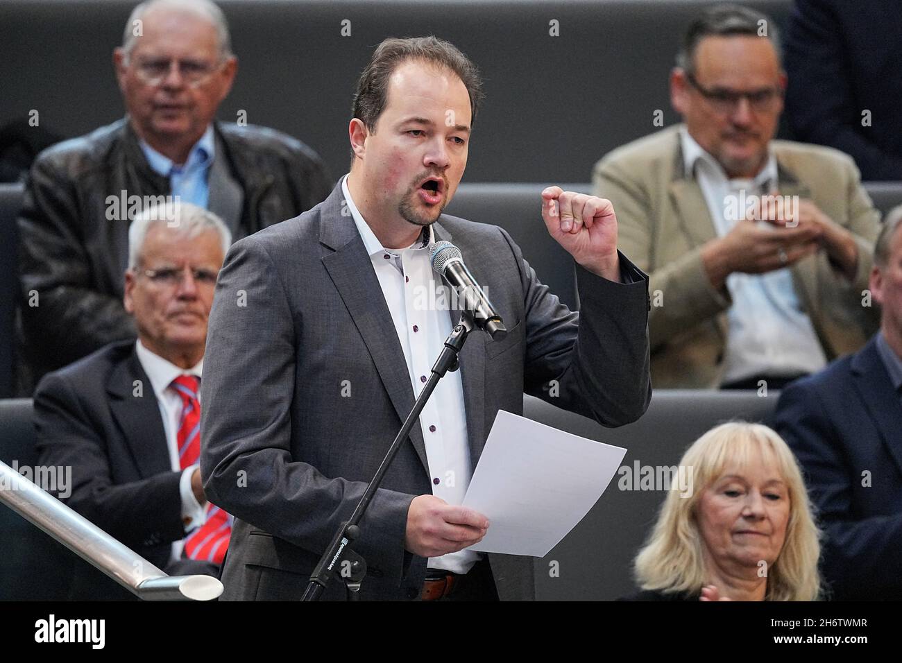 Berlino, Germania. 18 Nov 2021. Martin Sichert (AFD) parla dal rostro durante la sessione del Bundestag. Argomento tra l'altro seconda e terza deliberazione del progetto di legge presentato dai gruppi parlamentari SPD, Bündnis 90/Die Grünen e FDP sulla modifica della legge sulla protezione delle infezioni e di altre leggi in occasione dell'abrogazione della determinazione della situazione epidemica di rilevanza nazionale. Credit: Michael Kappeler/dpa/Alamy Live News Foto Stock