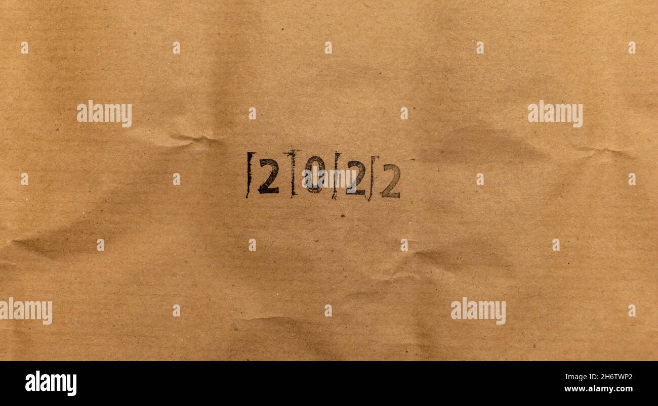 carta artigianale con anno 2022 stampato da timbro Foto Stock