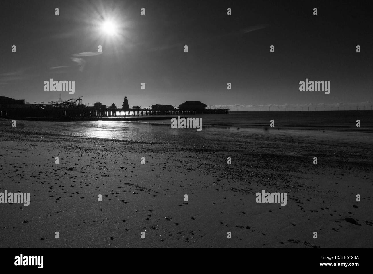 Il molo di Clacton on Sea si affaccia sul sole che sorge. Essex Regno Unito. Aprile 2021 Foto Stock