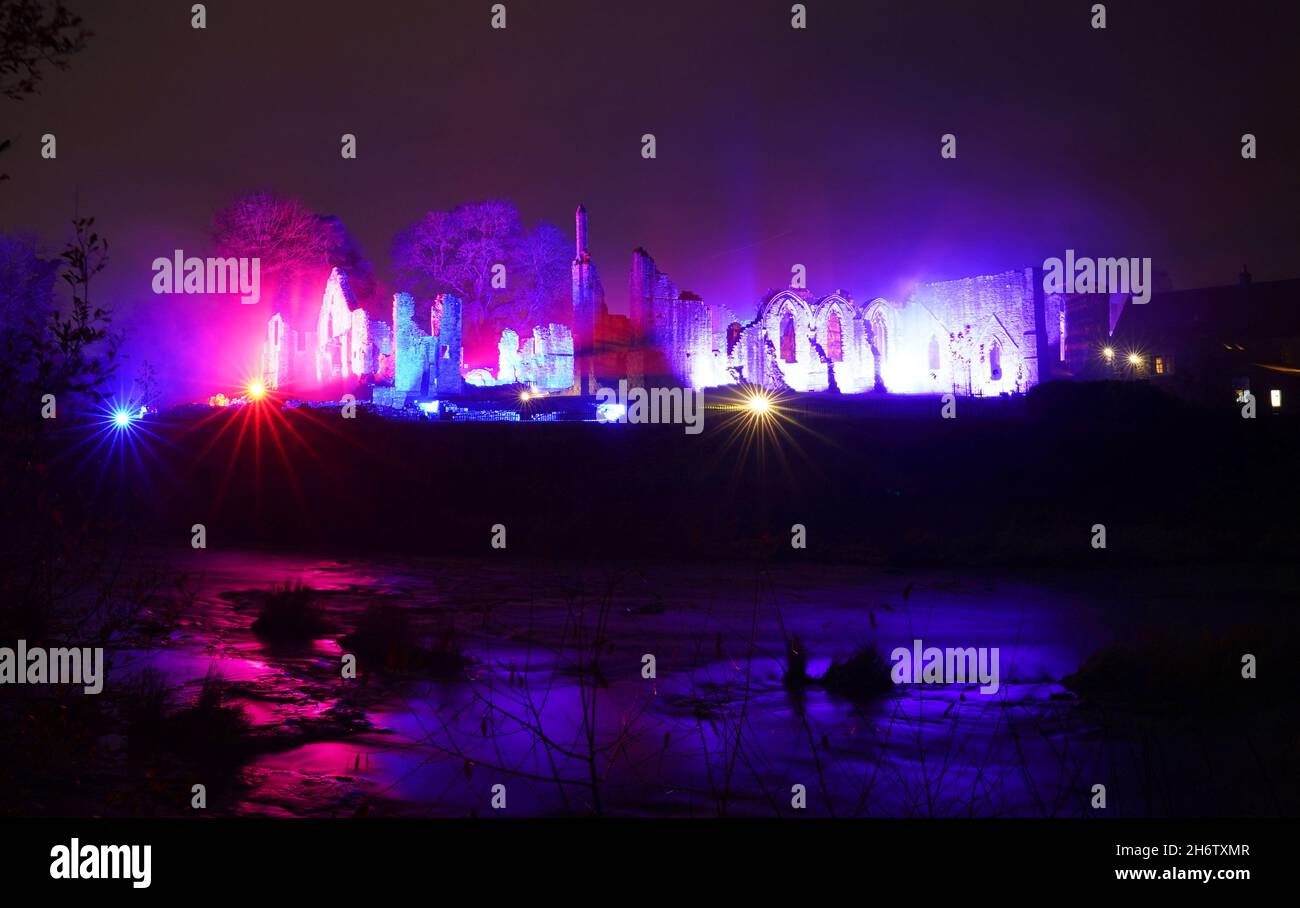 Solitiude di Kari Kola, illuminando Finchale Priory, durante un'anteprima di Lumiere Durham, il più grande festival della luce del Regno Unito. Data foto: Mercoledì 17 novembre 2021. Foto Stock